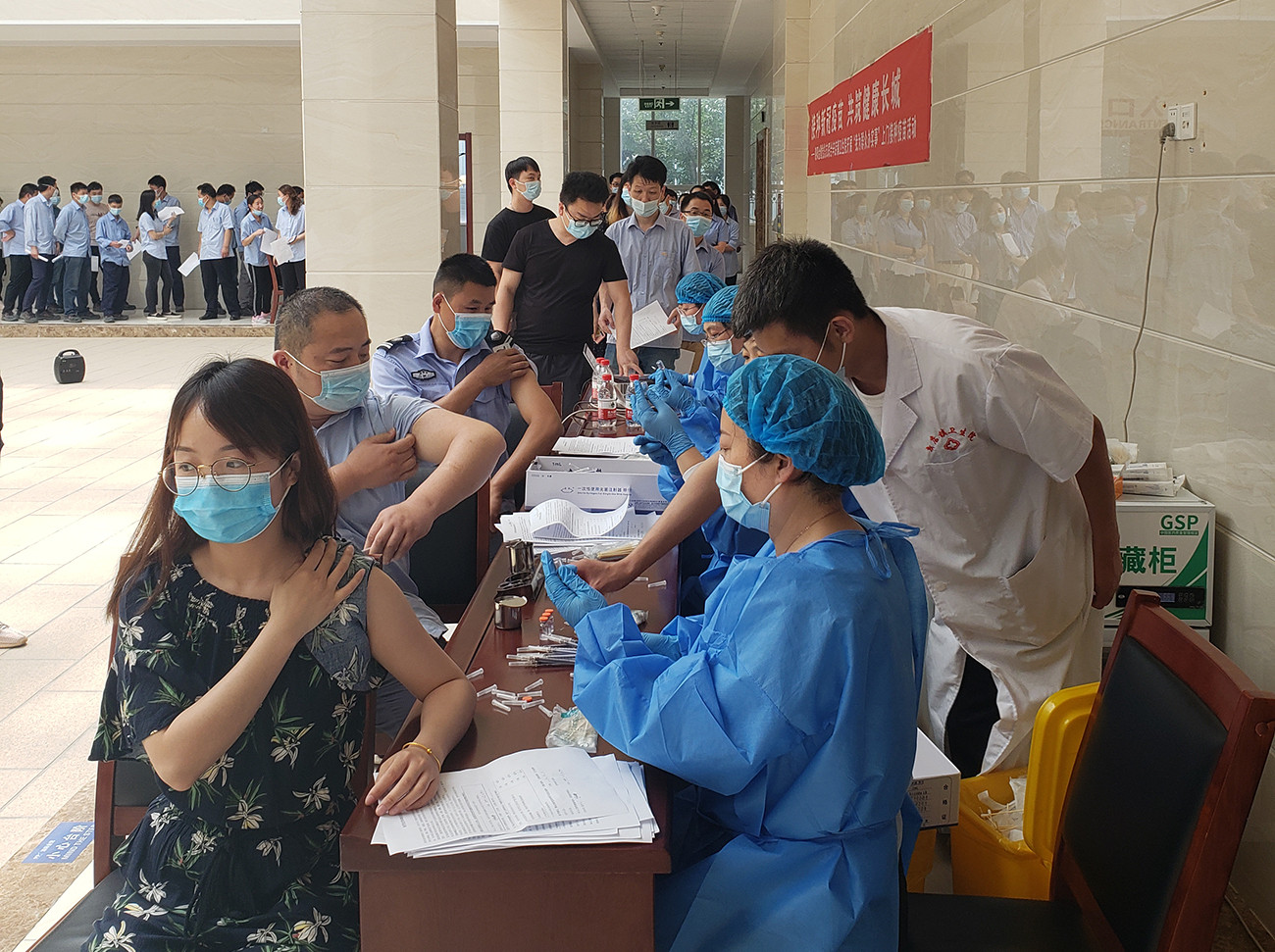 Inoculate the new crown vaccine to build a healthy Great Wall-Luoyang Jinlu Party General Branch and Xindian Town Health Center launch "I do practical things for the masses" door-to-door vaccination campaign